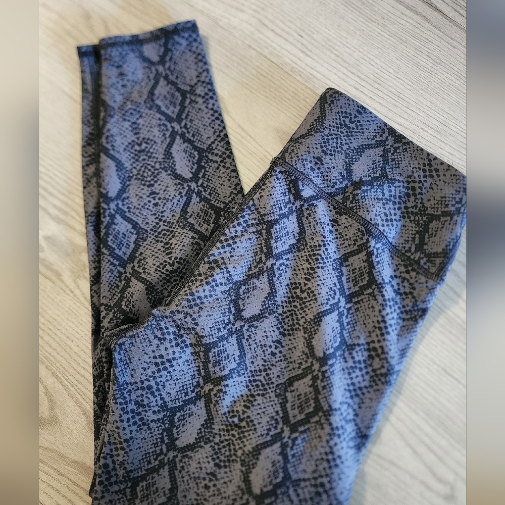 Grey Snakeskin Print Leggings Size Medium Gym Yoga Comfy Super Soft - Picture 5 of 5